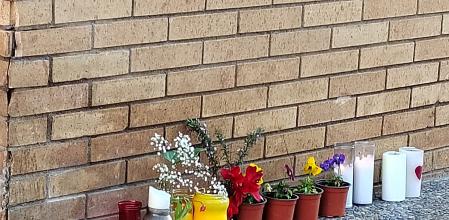 Unas velas y unas flores en el lugar donde se produjo la agresión recuerdan a la víctima que resultó gravemente herida.