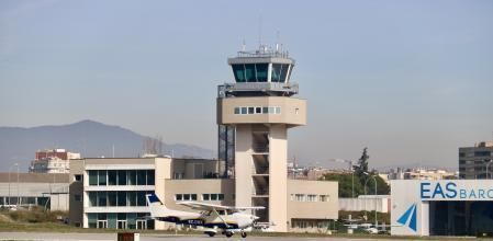 El aeropuerto de Sabadell con su torre de control