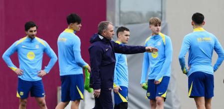 GRAFCAT7644. SANT JOAN DESPÍ (BARCELONA) (ESPAÑA), 02/02/2026.-El técnico alemán del FC Barcelona, Hansi Flick (c), durante el entrenamiento que realiza la plantilla barcelonista en la ciudad deportiva Joan Gamper para preparar el partido de cuartos de final de la Copa del Rey que disputarán mañana ante el Albacete en el Estadio Carlos Belmonte.EFE/ Alejandro García