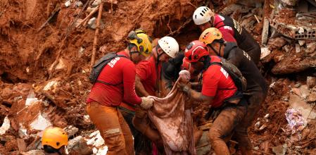 Bomberos recuperan un cadáver tras una riada en Brasil.