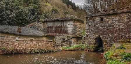De pueblo abandonado a museo al aire libre: la pequeña aldea de Asturias del siglo XVIII que se encuentra cerca del mayor museo de molinos de España