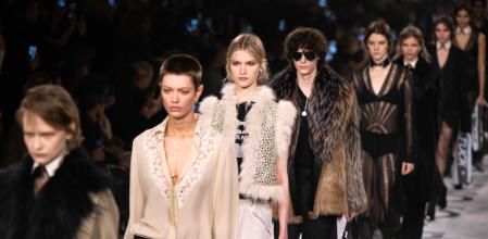 Las modelos desfilan con la primera colección femenina de Fendi diseñada por Maria Grazia Chiuri
