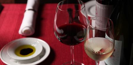 El estudio liderado por la Universidad de Navarra no concluye que el consumo de vino dentro de la dieta mediterránea sea la causa directa de una mejor salud y menor