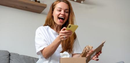 Una mujer, la mar de contenta con el artículo que ha comprado con descuento en Amazon