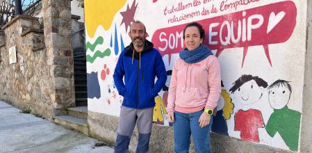 Agustí Porta y Núria Giménez en la escuela de Alàs.