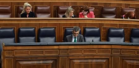 El ministro de la Presidencia, Félix Bolaños, se refugia en sus notas durante el debate de este jueves 