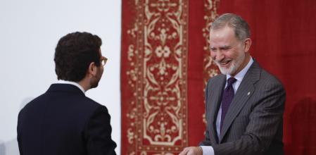 El Rey entrega uno de los despachos de secretario de embajada a la LXXVII promoción de la carrera diplomática Escuela Diplomática durante un acto celebrado este jueves en Madrid. EFE/ Javier Lizón