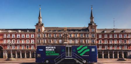 Dentro del autobús se reconstruye la vida en un barco atunero.