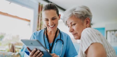 Es recomendable que los adultos mayores con dificultad de movilidad visiten el podólogo cada cuatro o cinco semanas.