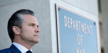 Pete Hegseth, secretario de Defensa, aunque prefiere ser el de Guerra, amenazó con eliminar el contrató con Anthropic y poner a la empresa en la&nbsp; lista negra