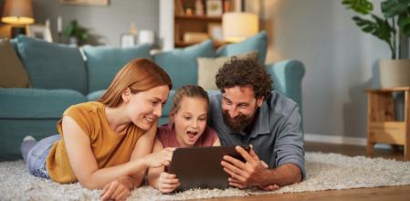 Una familia alucina con las mejores ofertas del día en Amazon