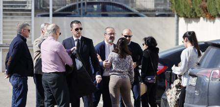 Ramón Tejero (c), hijo del ex teniente coronel de la Guardia Civil Antonio Tejero, que protagonizó la intentona de golpe de Estado del 23F, recibe este jueves las condolencias de varios allegados a las puertas del Tanatorio de Xátiva&nbsp;