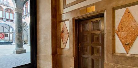 ;La puerta que da acceso al escondite&nbsp;