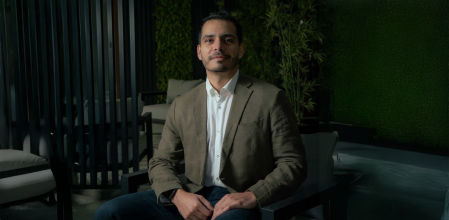 Dr. Gonzalo Muñoz en una sesión de fotos