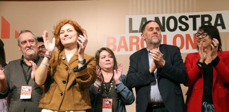 La secretaria general de ERC, Elisenda Alamany, con el presidente del partido, Oriol Junqueras, durant el congreso regional de la formación que la ha proclamado candidata a la alcaldía de Barcelona.