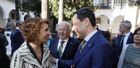 La vicepresidenta primera del Gobierno, María Jesús Montero, y el presidente de la Junta de Andalucía, Juanma Moreno
