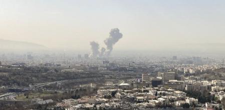 Una columna de humo emerge del centro de Teherán tras un ataque israelí este sábado. 
