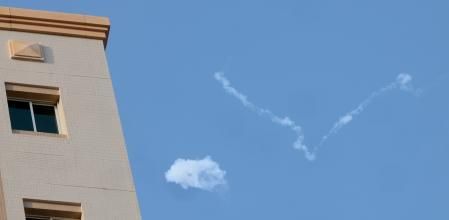 El humo de un misil interceptado se ve en el cielo de Doha, Qatar,