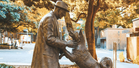 Una escultura reunió al catedrático y a su compañero tras décadas separados