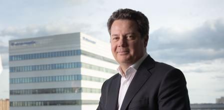 El presidente de Vithas, Jorge Gallardo, con el nuevo hospital de Barcelona al fondo