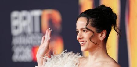 La propuesta elegida por Rosalía se aleja del vestido de gala habitual. 