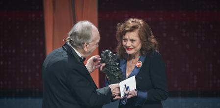 El presidente de la Academia del Cine español le hace entrega del Goya Internacional a Susan Sarandon