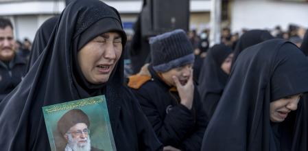 Una mujer llora en Teherán por la muerte de Ali Jamenei mientras sostiene un retrato del líder supremo iraní, que fue alcanzado por los misiles del ataque conjunto de Israel y Estados Unidos&nbsp;