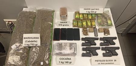 Golpe policial en La Mina con un narcotraficante detenido y cuatro armas intervenidas