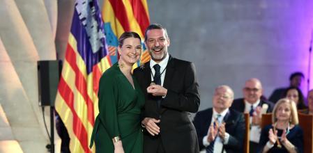 PALMA, 28/02/2026.- La presidenta del Govern, Marga Prohens, junto a el cantautor Jaume Anglada, que sufrió un grave accidente de tráfico en agosto del año pasado. EFE/Govern Balear