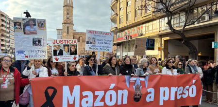 Manifestantes en Valencia contra Carlos Mazón