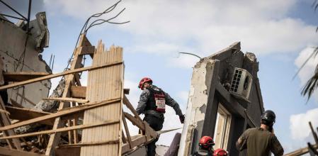 Los servicios de emergencia israelís buscan supervivientes tras el ataque iraní a Jerusalén.