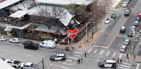 Escenario del tiroteo en una popular cervecería de Austin donde se produjo el incidente la madrugada del domingo 