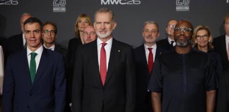 El Rey, esta noche, entre el presidente del Gobierno, Pedro Sánchez, y el el vicepresidente de GSMA, Ralph Mupita,