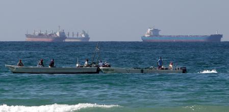 Pescadores trabajan frente a petroleros al sur del estrecho de Ormuz&nbsp;