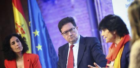 El ministro para la Transformación Digital y de la Función Pública, Óscar López (2i), en el primer Encuentro Mujeres y Tecnología organizado por la Secretaría de Estado de Digitalización e Inteligencia Artificial (SEDIA) dependiente de su cartera.