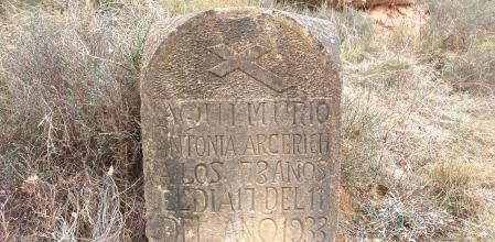 “Aquí murió Antonia Argerich a los 73 años el dia 17 del 11 del 1933. E.P.D”.