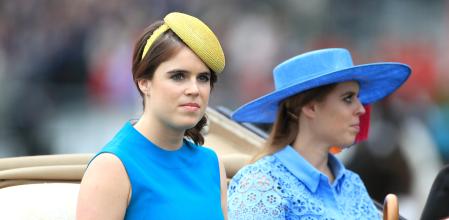 Eugenia y Beatriz de York participando en el desfile de Ascot en el 2019.