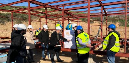 El alcalde de Lleida, Fèlix Larrosa, ha visitado este lunes las obras de los nuevo módulos para temporeros.