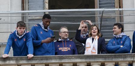 La alcaldesa de Valencia, María José Catalá, saluda durante el disparo de la segunda mascletà de las Fallas 2026 en la plaza del Ayuntamiento de València. 