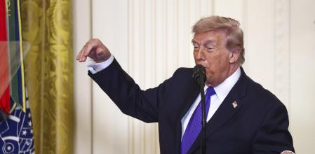 El presidente de EE.UU., Donald Trump, pronuncia palabras durante una ceremonia para entregar la Medalla de Honor a los soldados que lucharon en Vietnam y Afganistán.