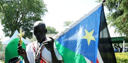 Un hombre que sostiene una bandera de Sudán del Sur participa en un día nacional de oraciones por la paz, en la Casa del Estado en Juba, Sudán del Sur