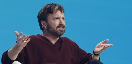 El actor y productor estadounidense Aaron Paul durante la charla sobre tecnología y adicción&nbsp;