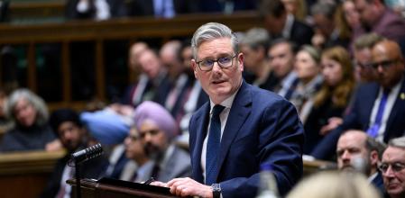 El primer ministro británico, ayer ante los Comunes, donde afirmó que no está claro que la ofensiva contra Iran sea “legal”