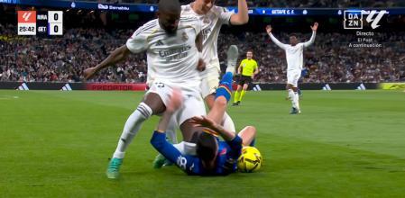 Rüdiger le da un rodillazo a Diego Rico en la primera mitad