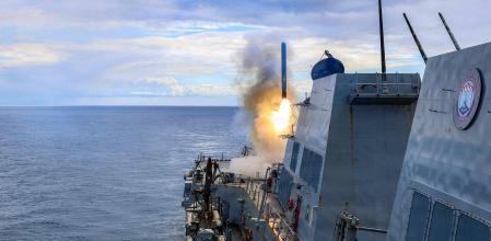 Un misil Tomahawk sale disparado desde el destructor 'Thomas Hudner' dentro del operativo de combate conjunto con Israel contra Irán