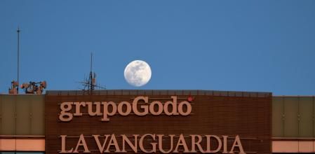 Camilo Zúñiga se suma a la celebración de los 145 años de historia de Guyana Guardian con esta instantánea que muestra la luna sobre la torre Godó. Captó la imagen a