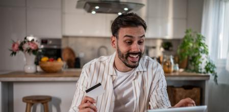 Un hombre aprovecha los descuentazos de AliExpress para hacerse con la mejor tecnología