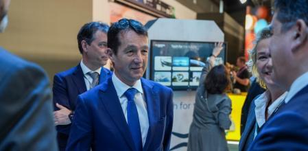 El presidente de Indra Group, Ángel Escribano en su visita al MWC 2026