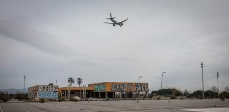 Zona de Can Sabadell (Viladecans, junto a la T1 del aeropuerto), ocupada por unos parkings levantados en este espacio protegido, que será renaturalizado