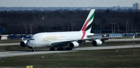 Un avión Airbus A380 de Emirates aterriza en un aeropuerto internacional de Frankfurt, Alemania&nbsp;